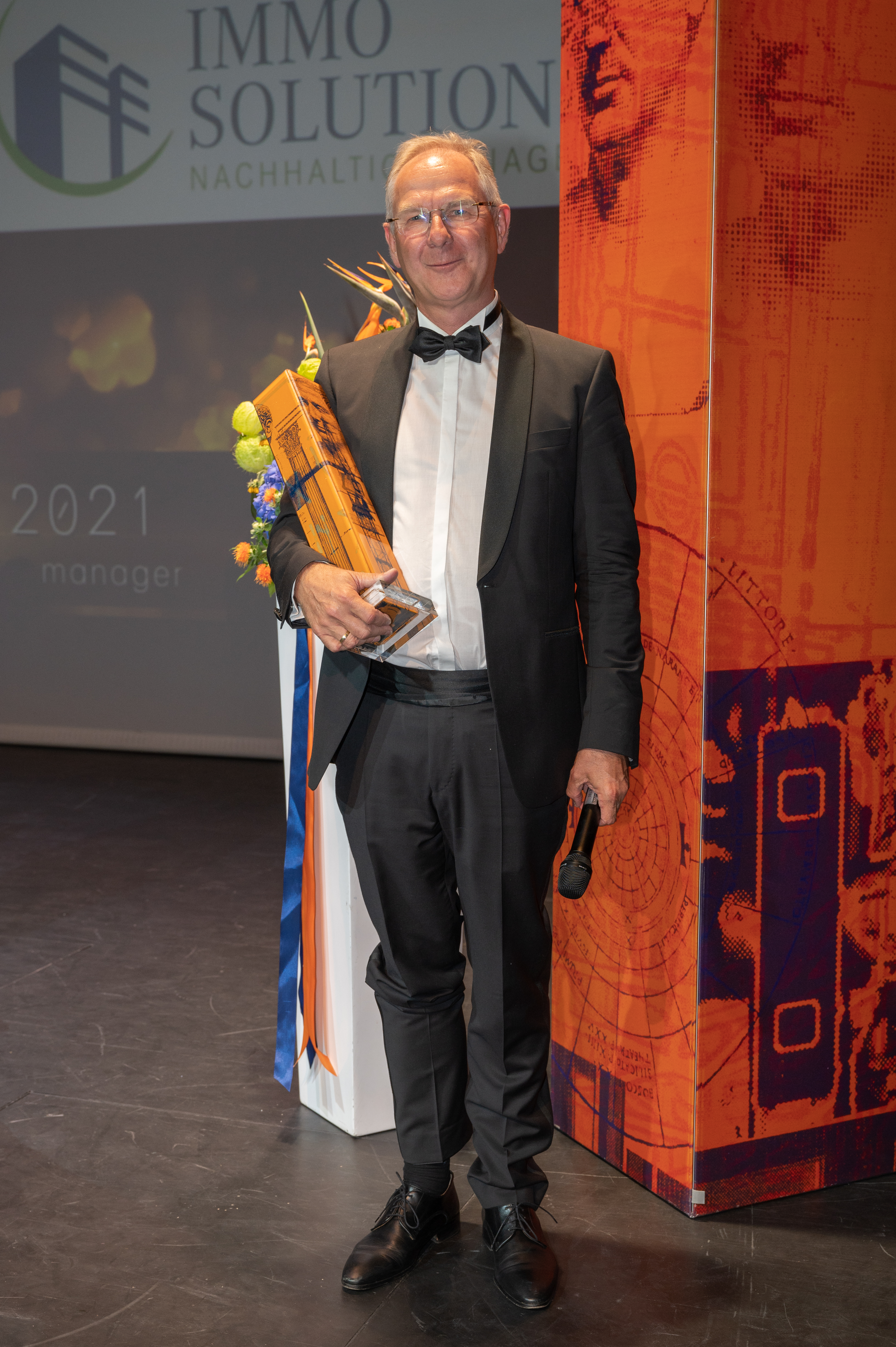 Cäsar-Sieger mit Trophäe und Blumen_6 | Credit: Helmut Tremmel/epmedia Werbeagentur