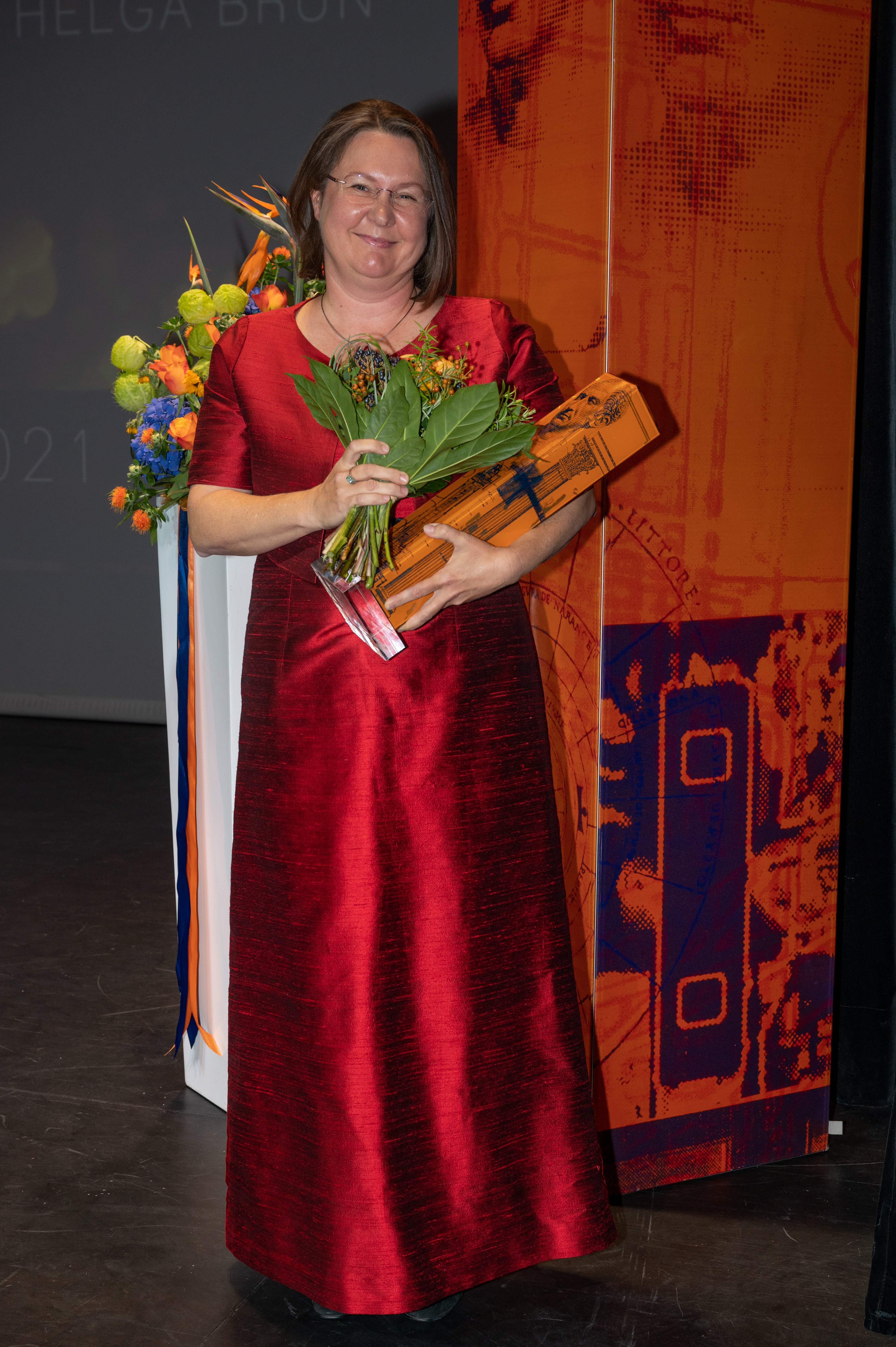 Cäsar-Sieger mit Trophäe und Blumen_1 | Credit: Helmut Tremmel/epmedia Werbeagentur