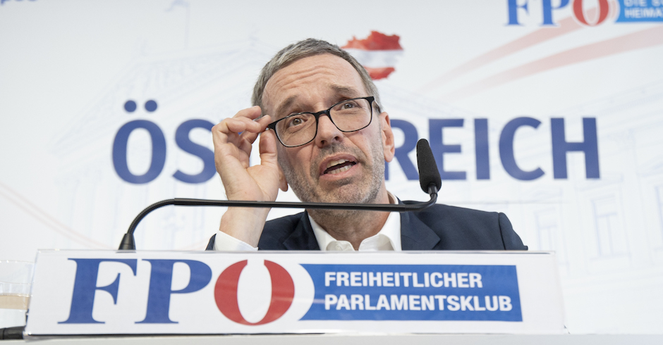 Herbert Kickl auf einer Pressekonferenz im Portrait. Hinter ihm der Schriftzug &quot;Österreich&quot;. Unter seinem Mikrofon ein Aufsteller mit dem Logo der FPÖ und dem Text: &quot;Freiheitlicher Parlamentsklub&quot;