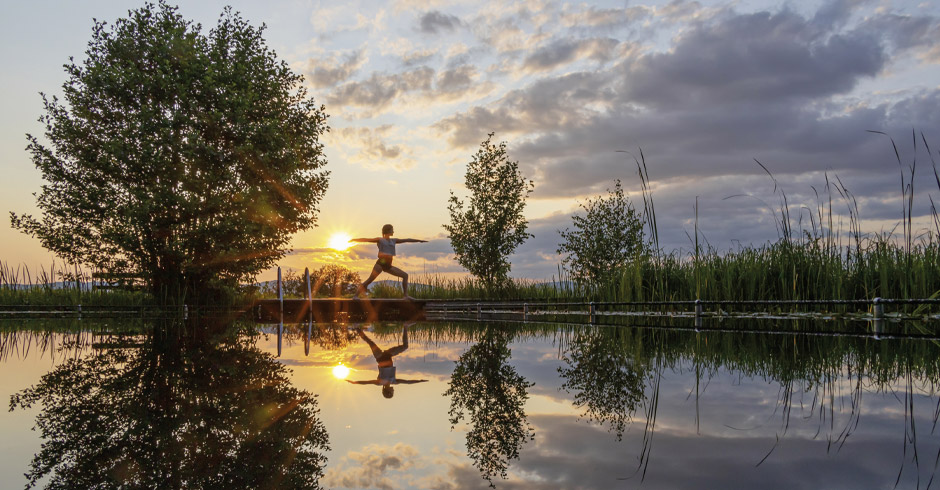 Yogaübungen am Wasser