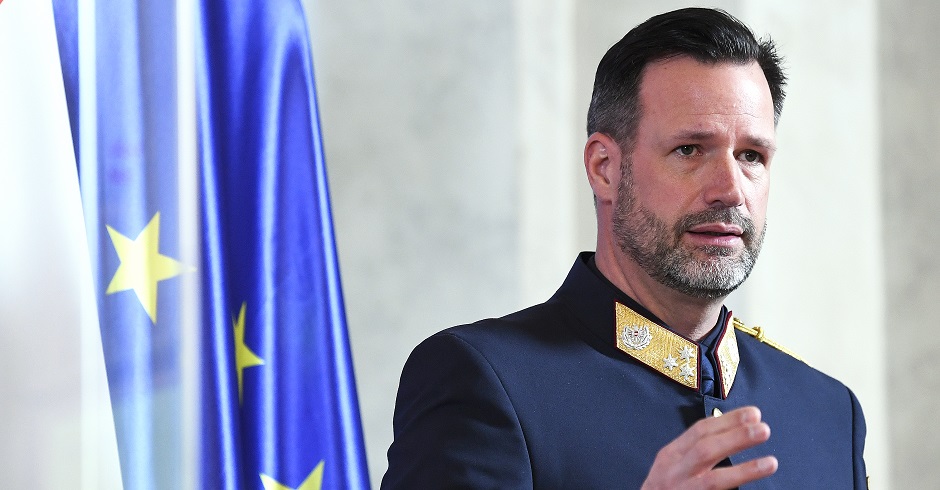 Kripo-Boss Andreas Holzer in Uniform vor der europäischen Flagge