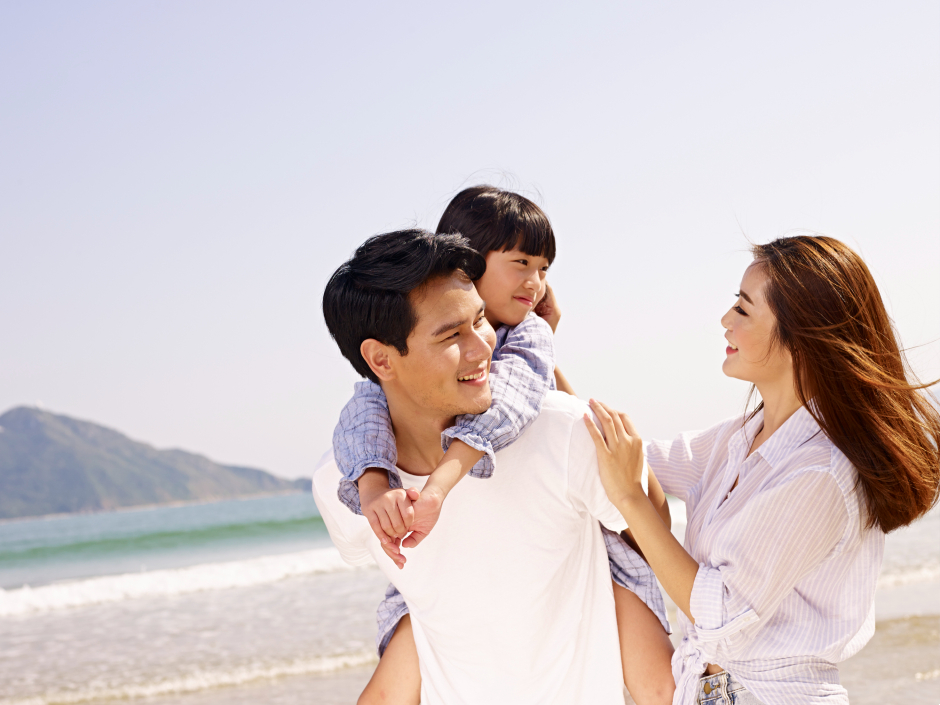 Japanisches Elternpaar mit seiner Tochter | Credit: iStock.com/imtmphoto