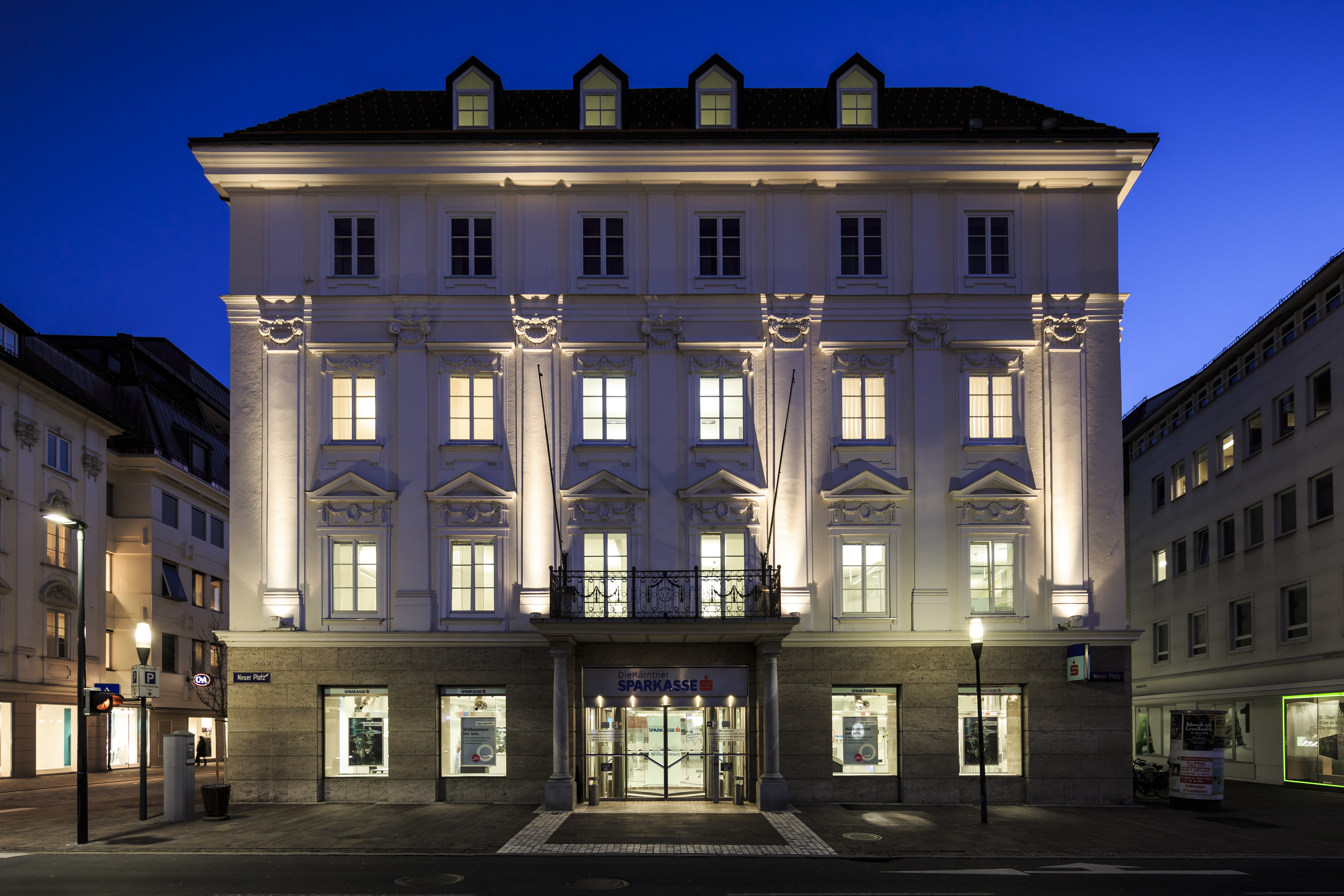 Kärntner Sparkasse am Neuen Platz Klagenfurt bei Nacht