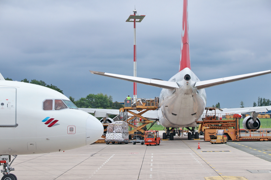 Flugzeuge werden vor dem Abflug beladen | Credit: Linz Airport