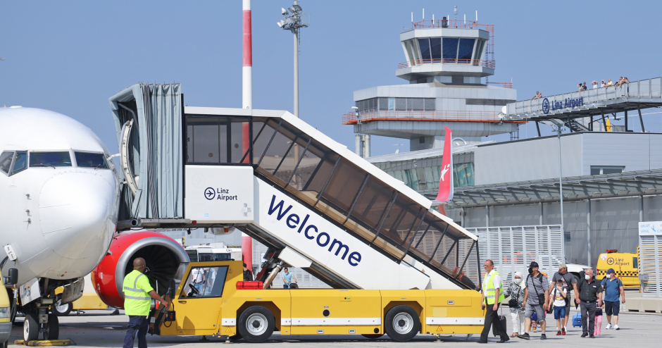 Passagiere verlassen Flugzeug am Flughafen Linz | Credit: Linz Airport