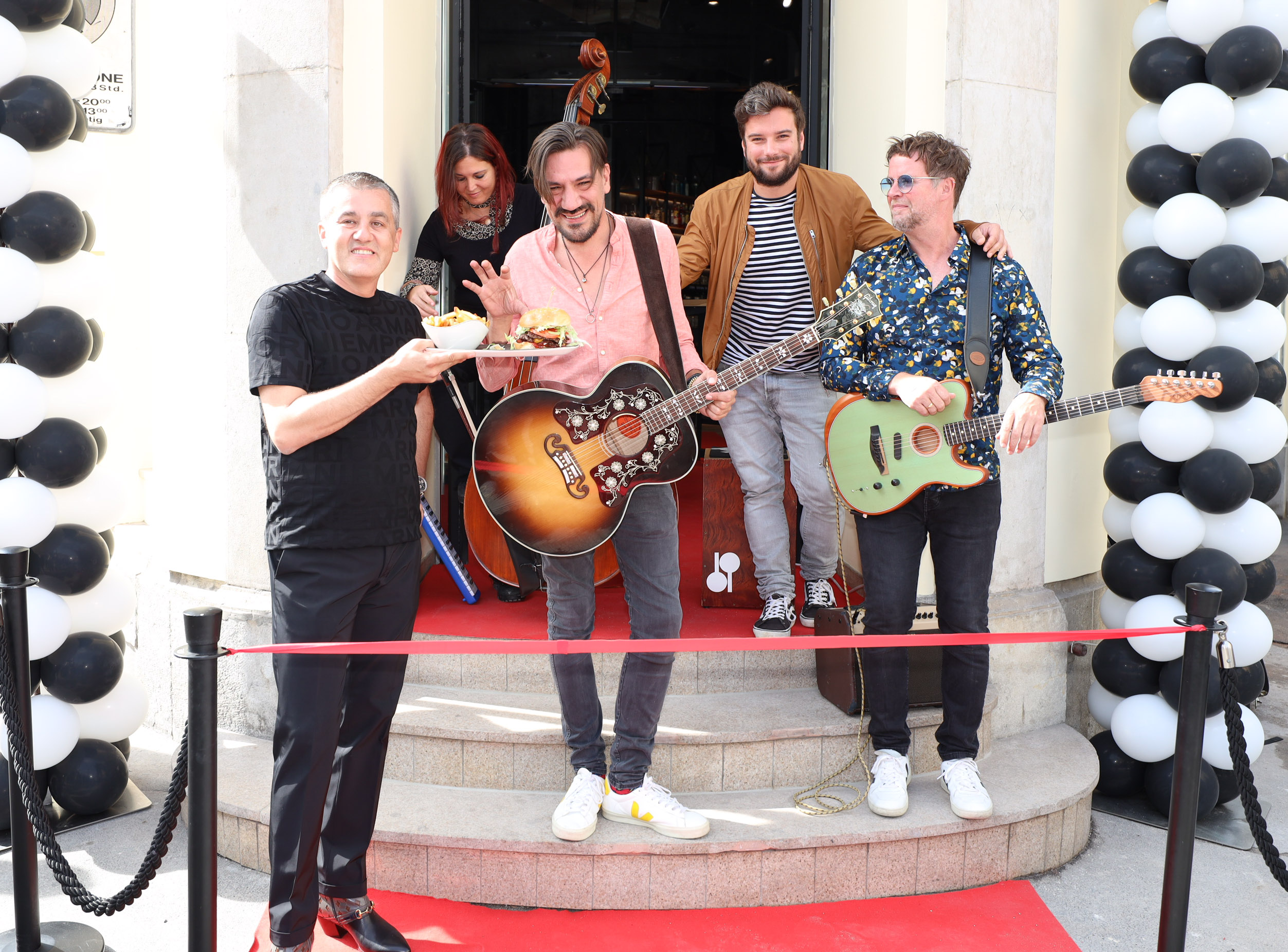 Alle Achtung bei der Eröffnung von Le Burger