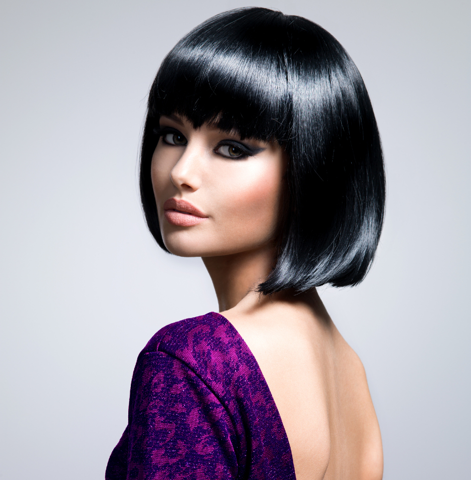 Frau mit schwarzem Bob und schwarz umrandeten Augen | Credit: iStock.com/ValuaVitaly