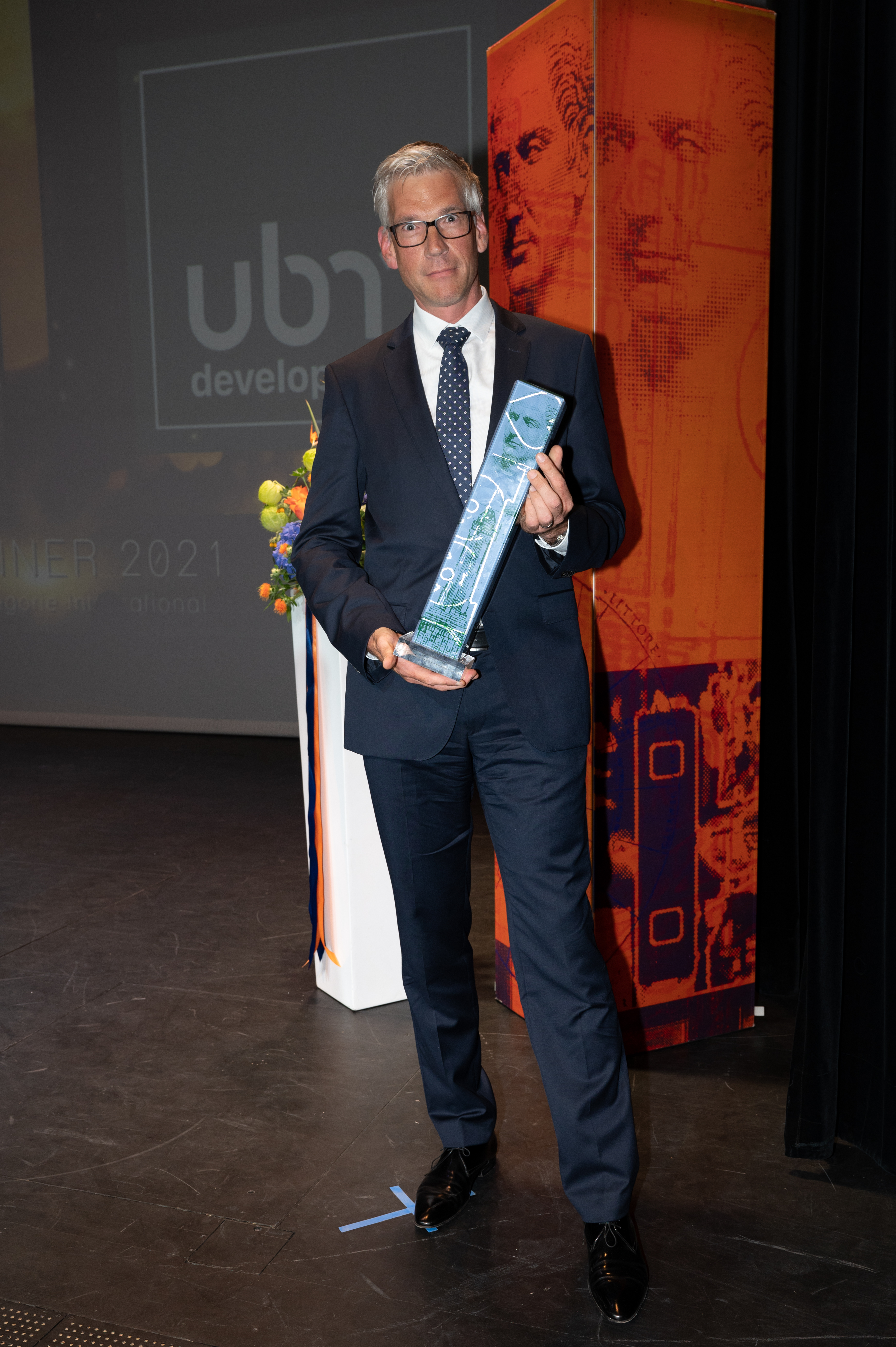 Cäsar-Sieger mit Trophäe und Blumen_7 | Credit: Helmut Tremmel/epmedia Werbeagentur