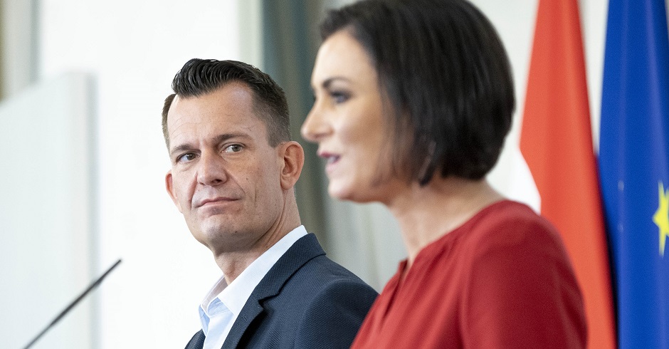 Links Gesundheitsminister Wolfgang Mückstein, rechts Tourismusministerin Elisabeth Köstinger.