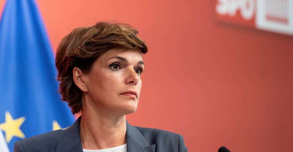 Pamela Rendi-Wagner im Portrait bei einer Pressekonferenz