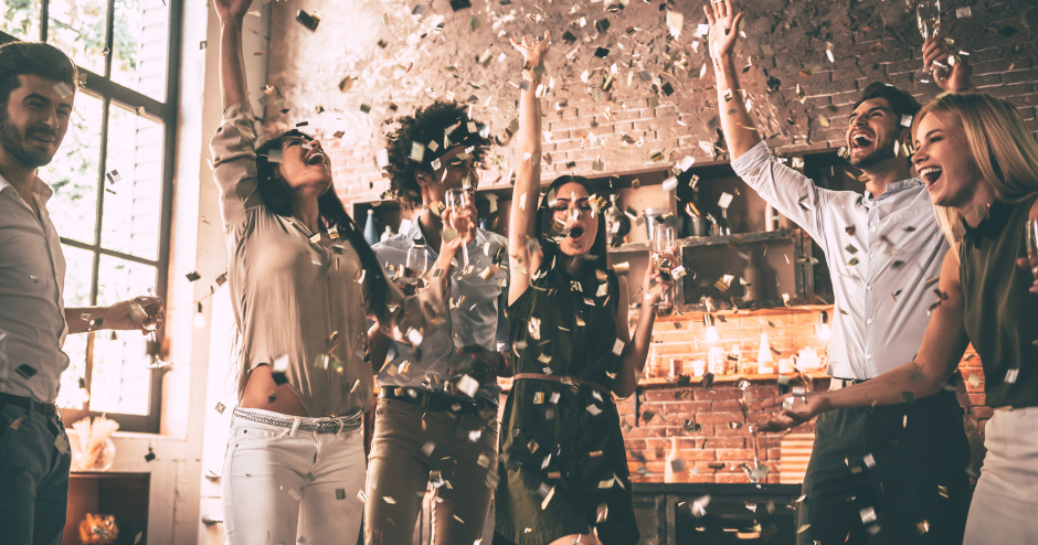Ausgelassene Wohnungsparty im Konfettiregen | Credit: iStock.com/g-stockstudio