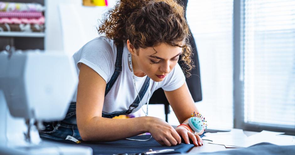 Frau redesignt alte Kleidungsstücke | Credit: iStock.com/Artem Peretiatko