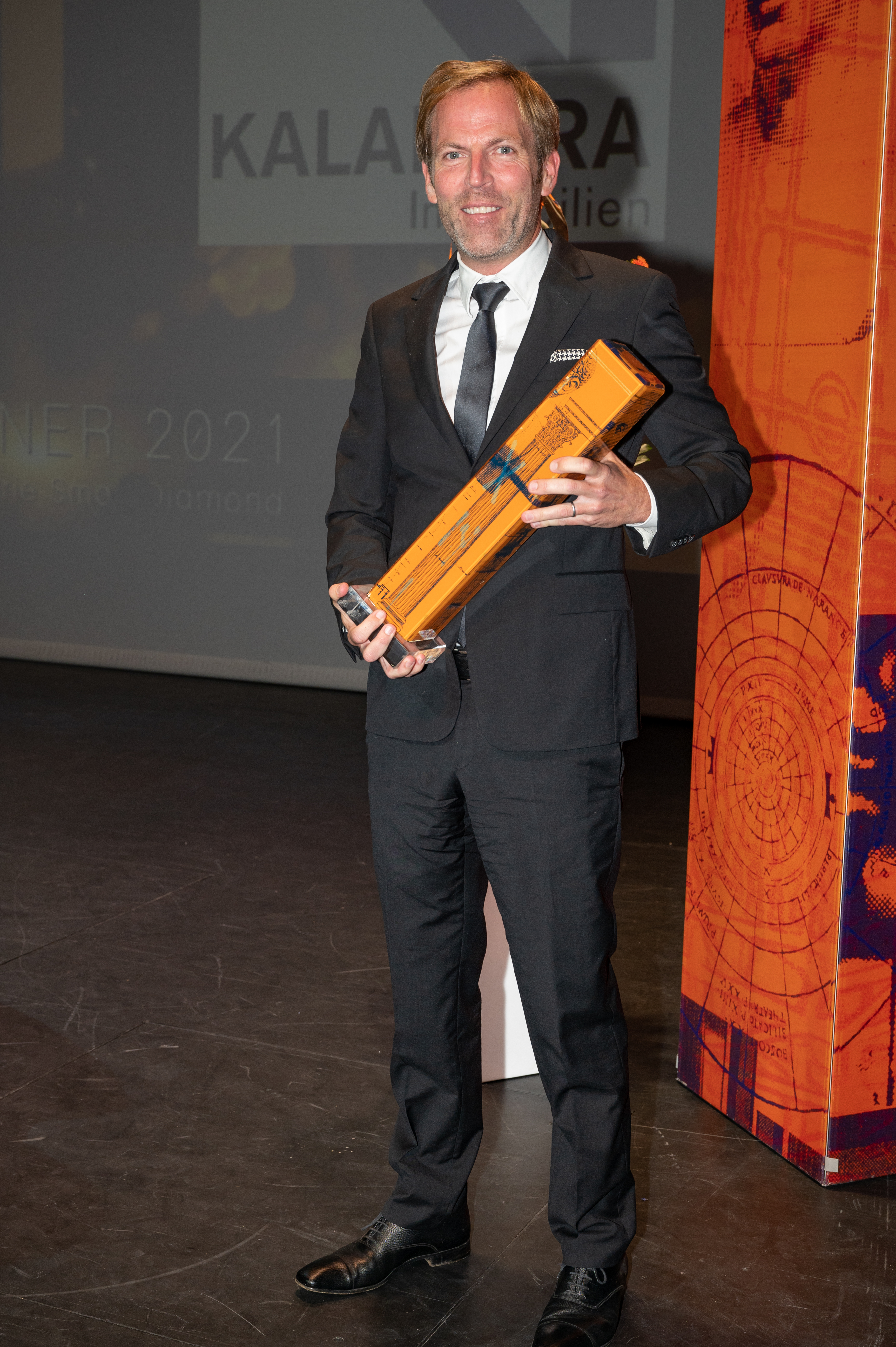 Cäsar-Sieger mit Trophäe und Blumen_5 | Credit: Helmut Tremmel/epmedia Werbeagentur