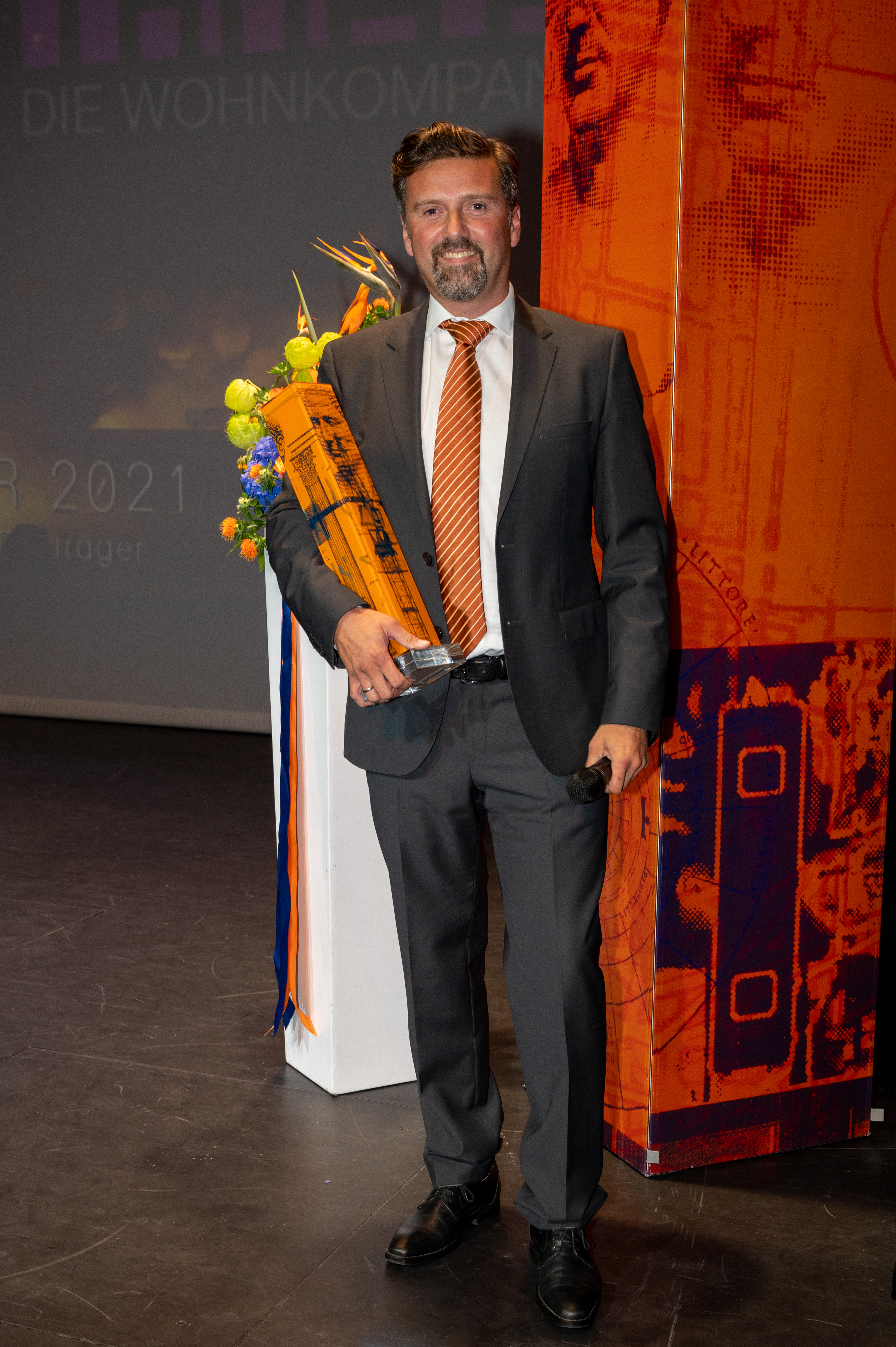 Cäsar-Sieger mit Trophäe und Blumen_1 | Credit: Helmut Tremmel/epmedia Werbeagentur