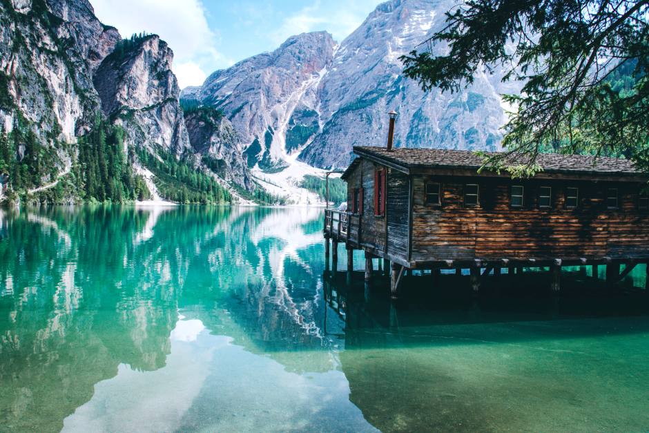 Aussicht auf Lago di Braies oder Pragser Wildsee | Credit: iStock.com/Olga Niekrasova