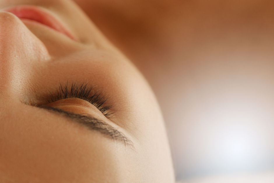 Frau schläft entspannt | Credit: iStock.com/privetik