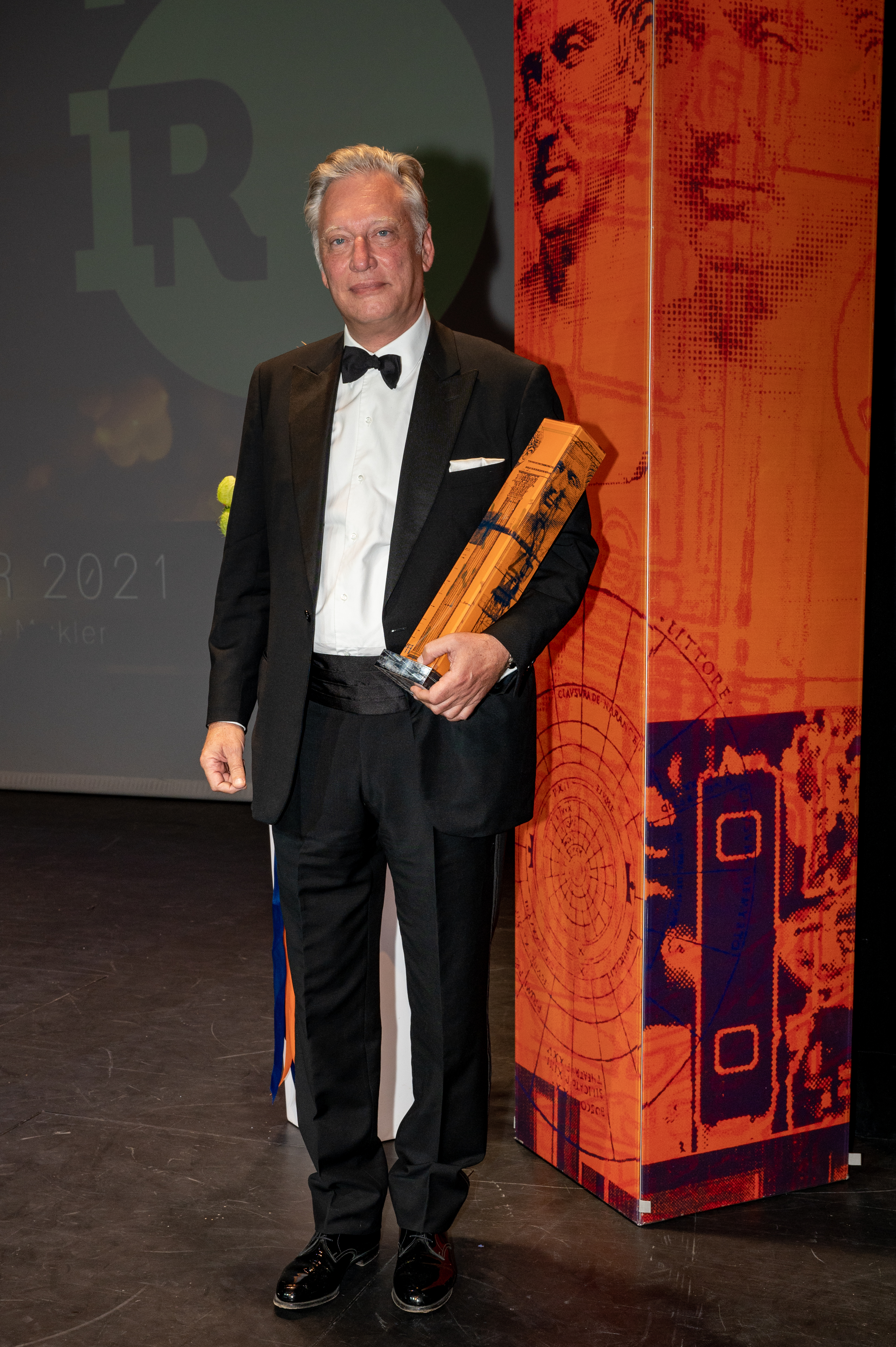 Cäsar-Sieger mit Trophäe und Blumen_3 | Credit: Helmut Tremmel/epmedia Werbeagentur