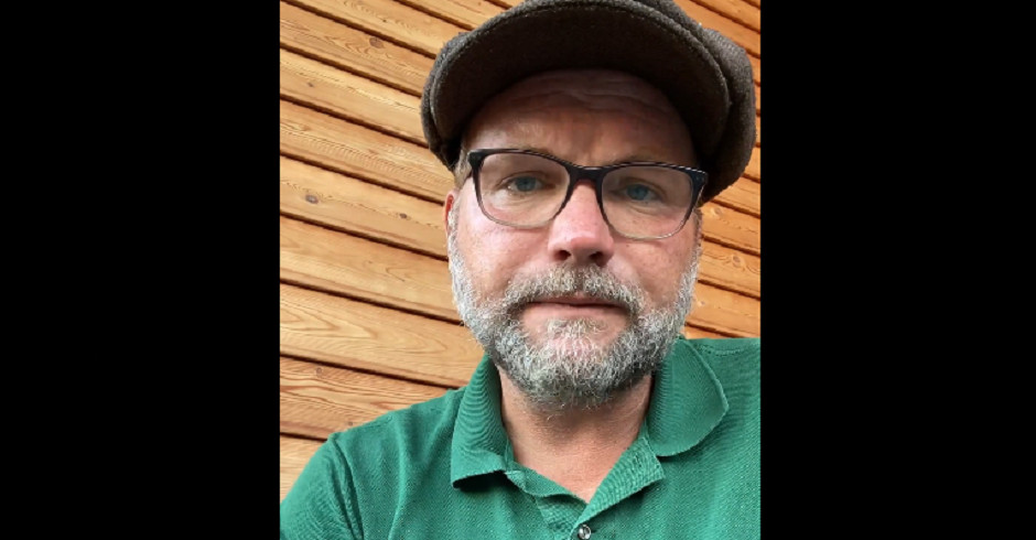 Video-Screenshot von Thomas Stipsits. Er ist im Portrait zu sehen und spricht direkt in die Kamera