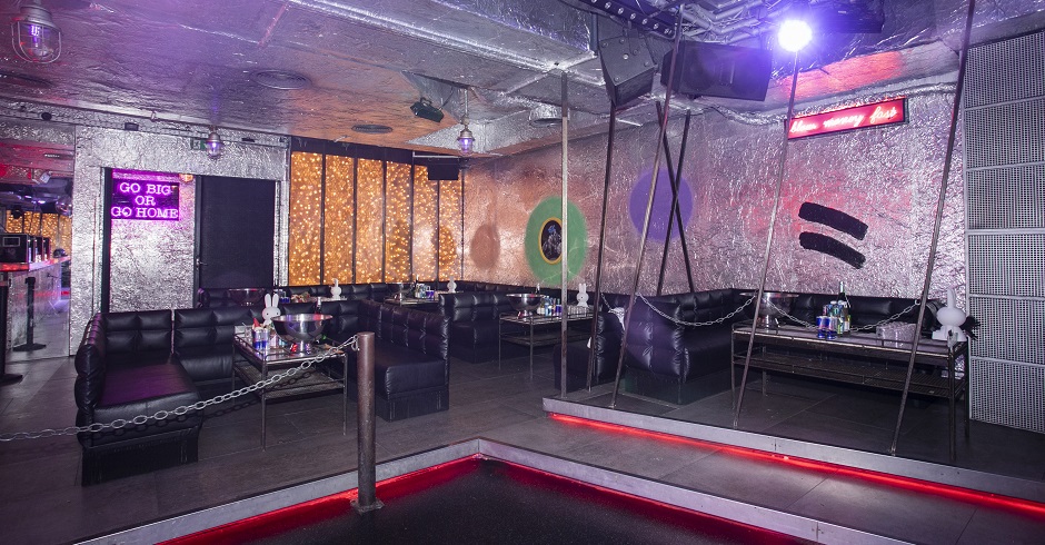 Innenansicht Vie i Pee. Eine Sitzlounge, Silberfolie, Leuchttafeln.