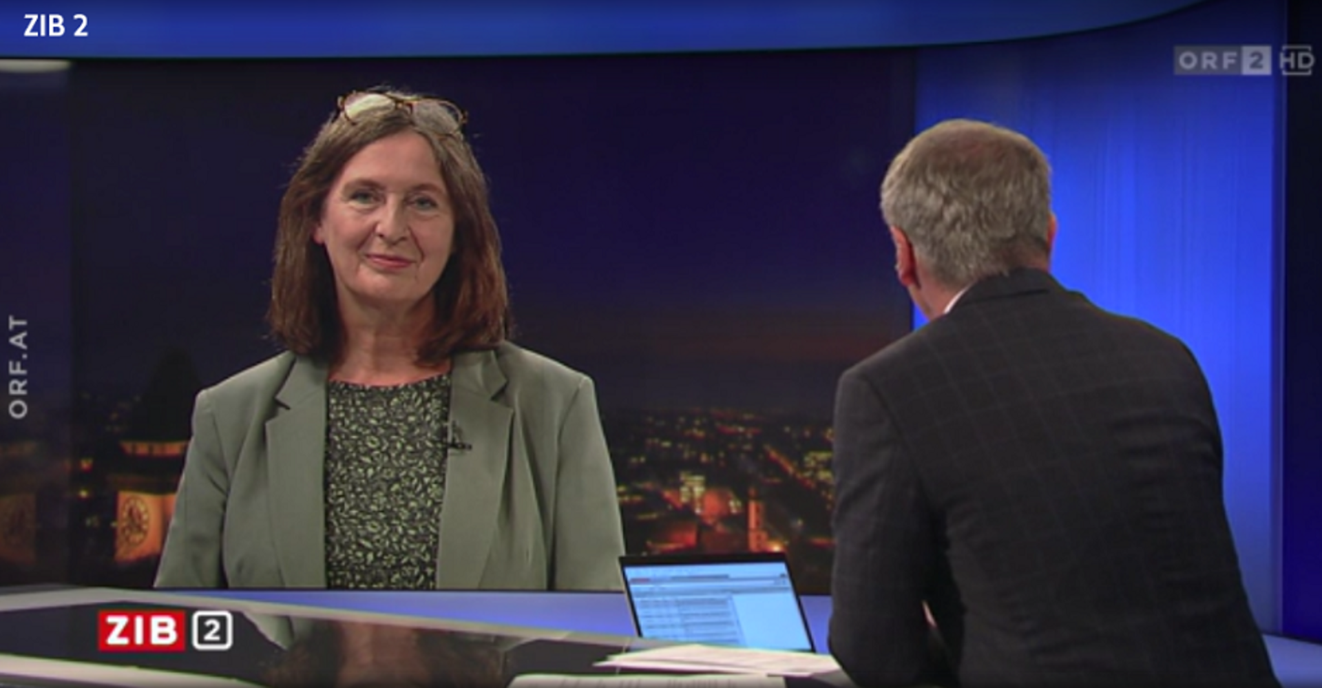 Ein Screenshot der Zeit im Bild: Armin Wolf sitzt mit dem Rücken zur Kamera, Interviewpartnerin Elke Kahr ist am Monitor eingeplendet. Oben rechts das Logo des ORF2, unten links das Logo der Zib 2. An der Seite der Vermerk: &quot;orf.at&quot;