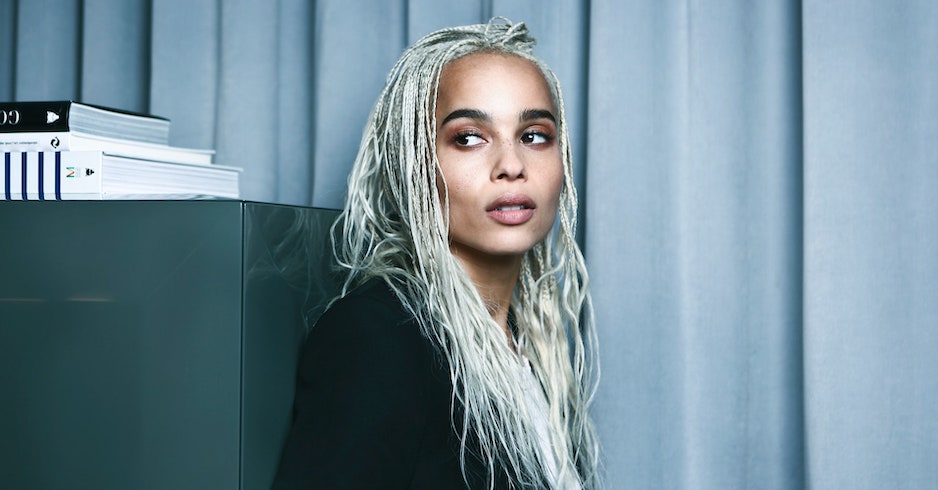 Porträt der Schauspielerin mit weißgefärbten geflochtenen Haaren