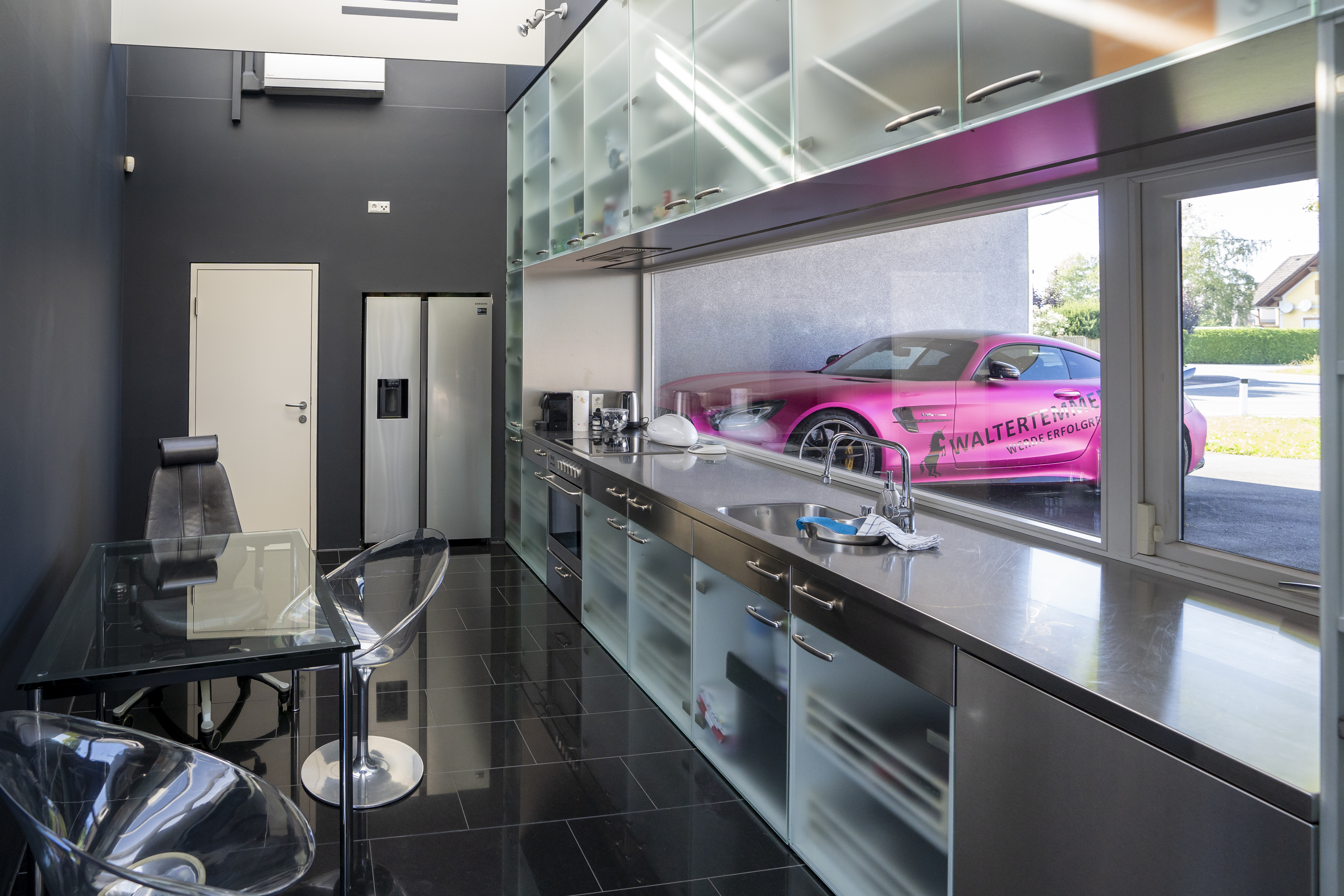 Die Küche mit Ausblick auf die Garage