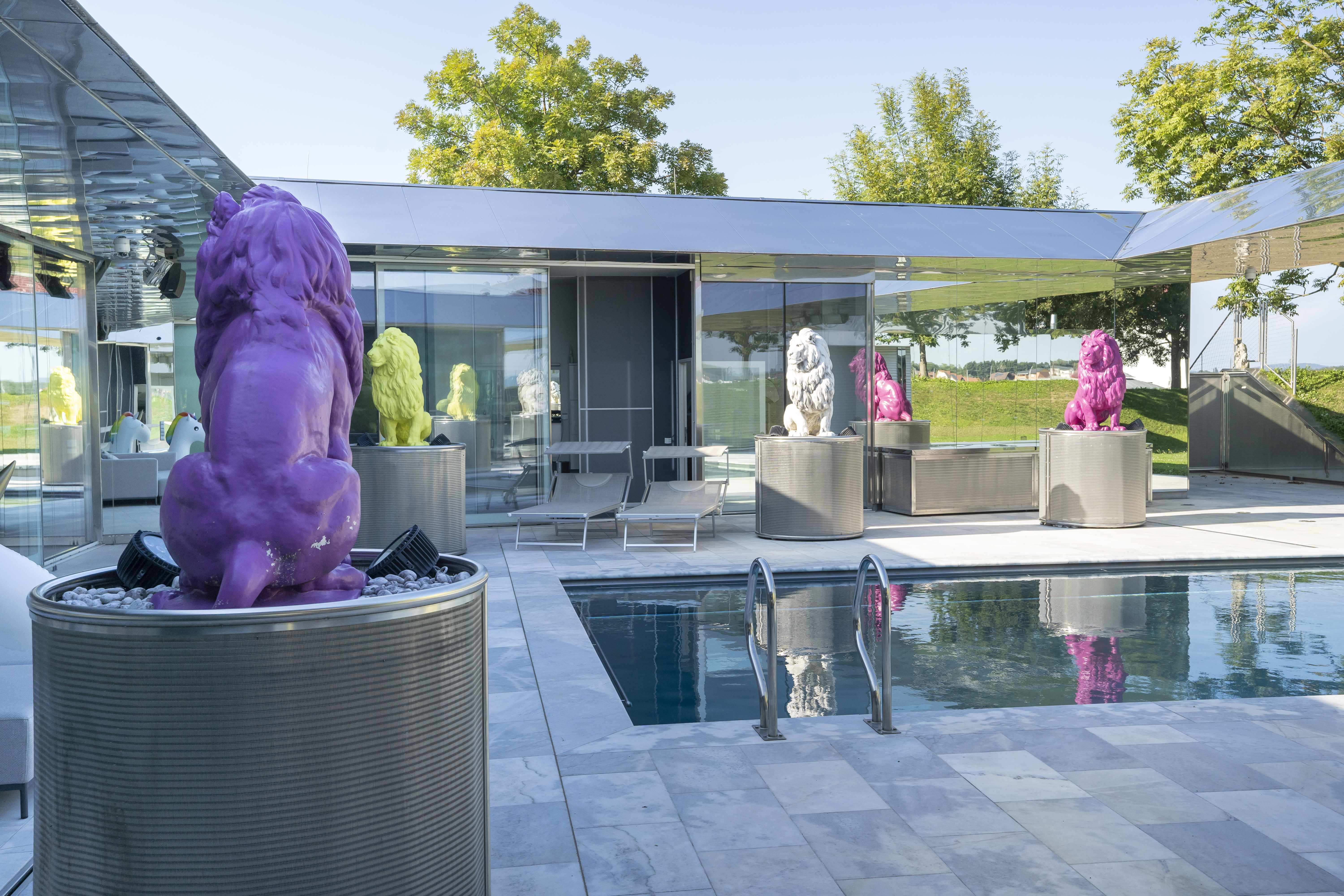 Der Pool mit den Löwen aus Stein