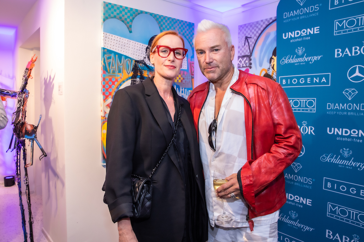 Nicole Beutler mit großer roter Brille und Uwe Kröger in roter Lederjacke