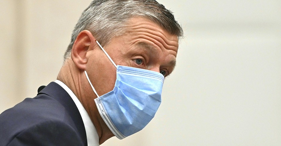 Christian Pilnacek im Halbporträt mit handelsüblichen, blauen Mund-Nasen-Schutz