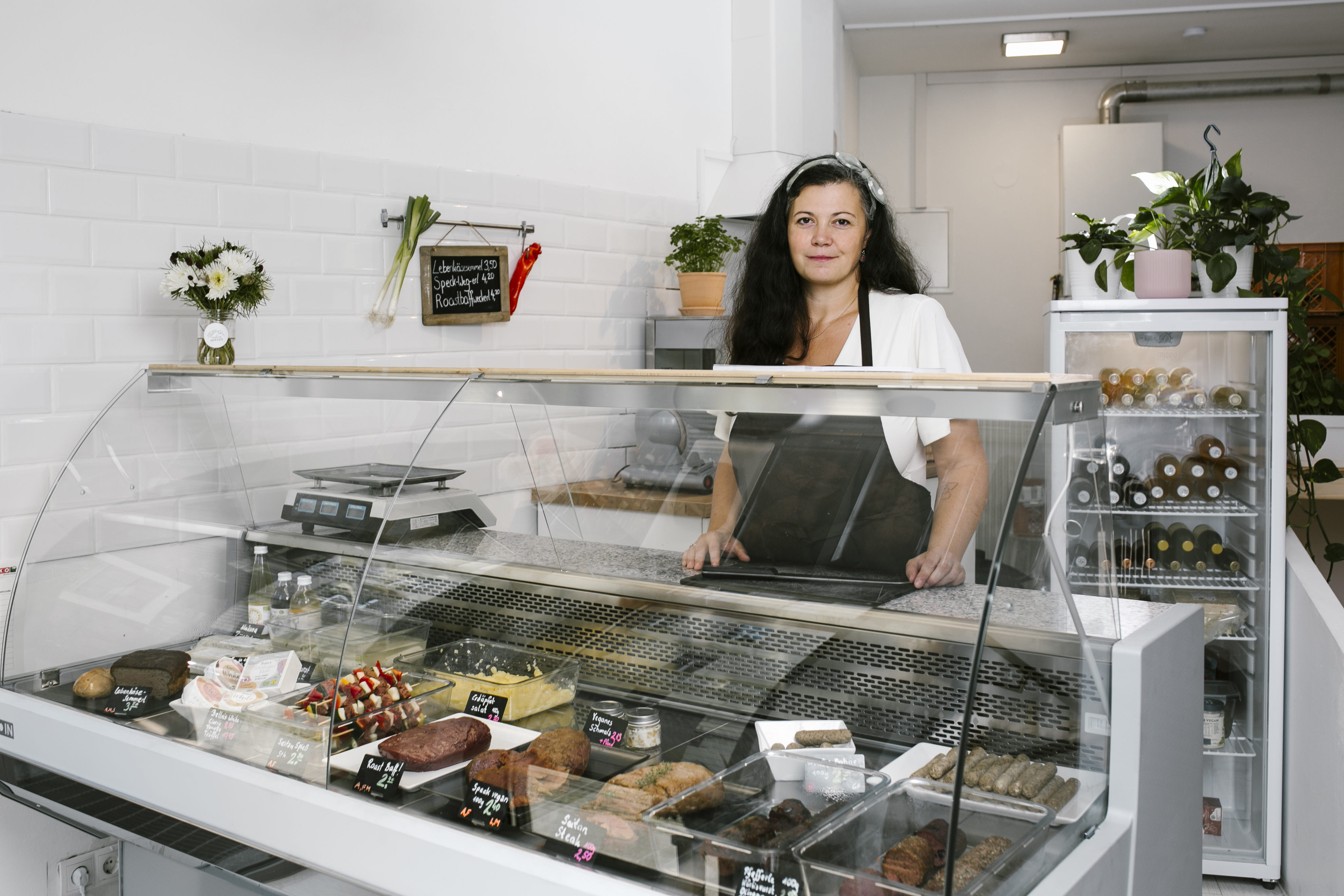 Silke Bernhardt an der Feinkosttheke_2 | Credit: Katja Koppensteiner