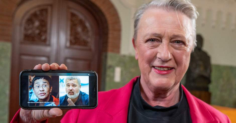 Porträt der Kommitteevorsitzenden mit Handy