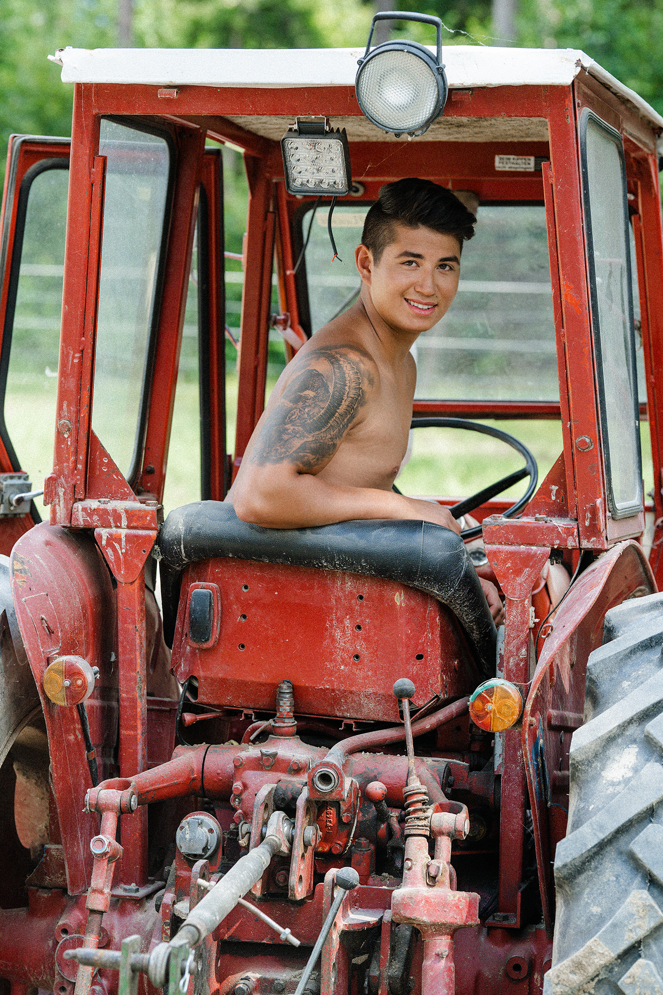 Junger Mann auf einem Traktor