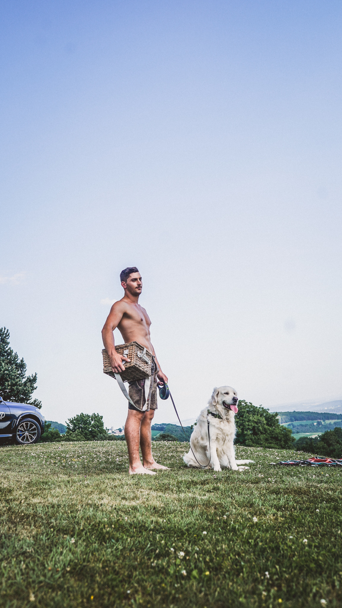 Junger Mann mit einem Hund auf einer Wiese
