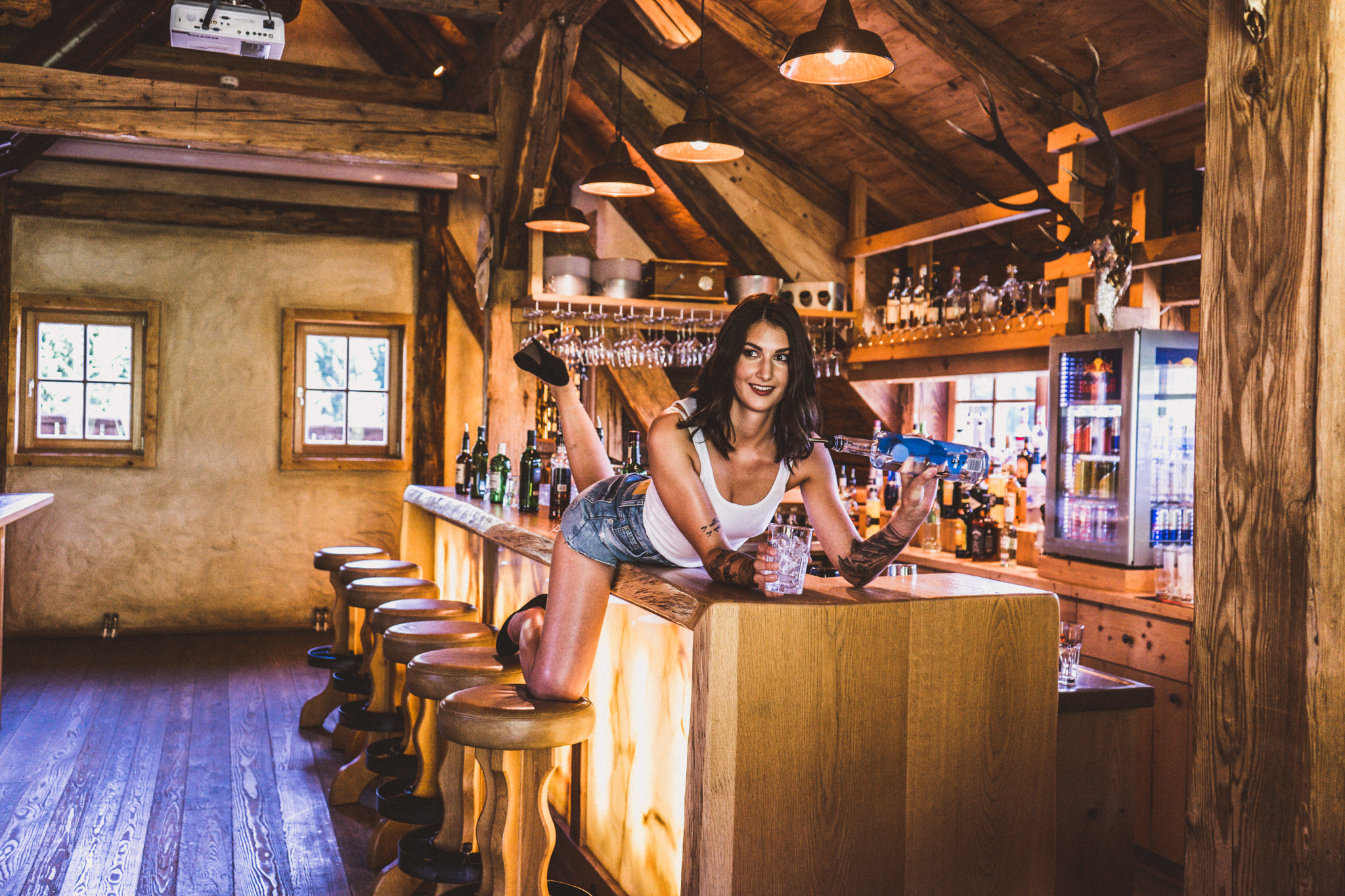 Junge Frau liegt auf einem Tresen