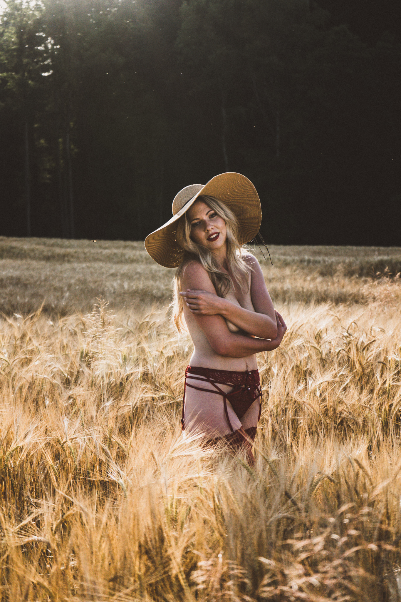 Junge Frau steht in einem Getreidefeld