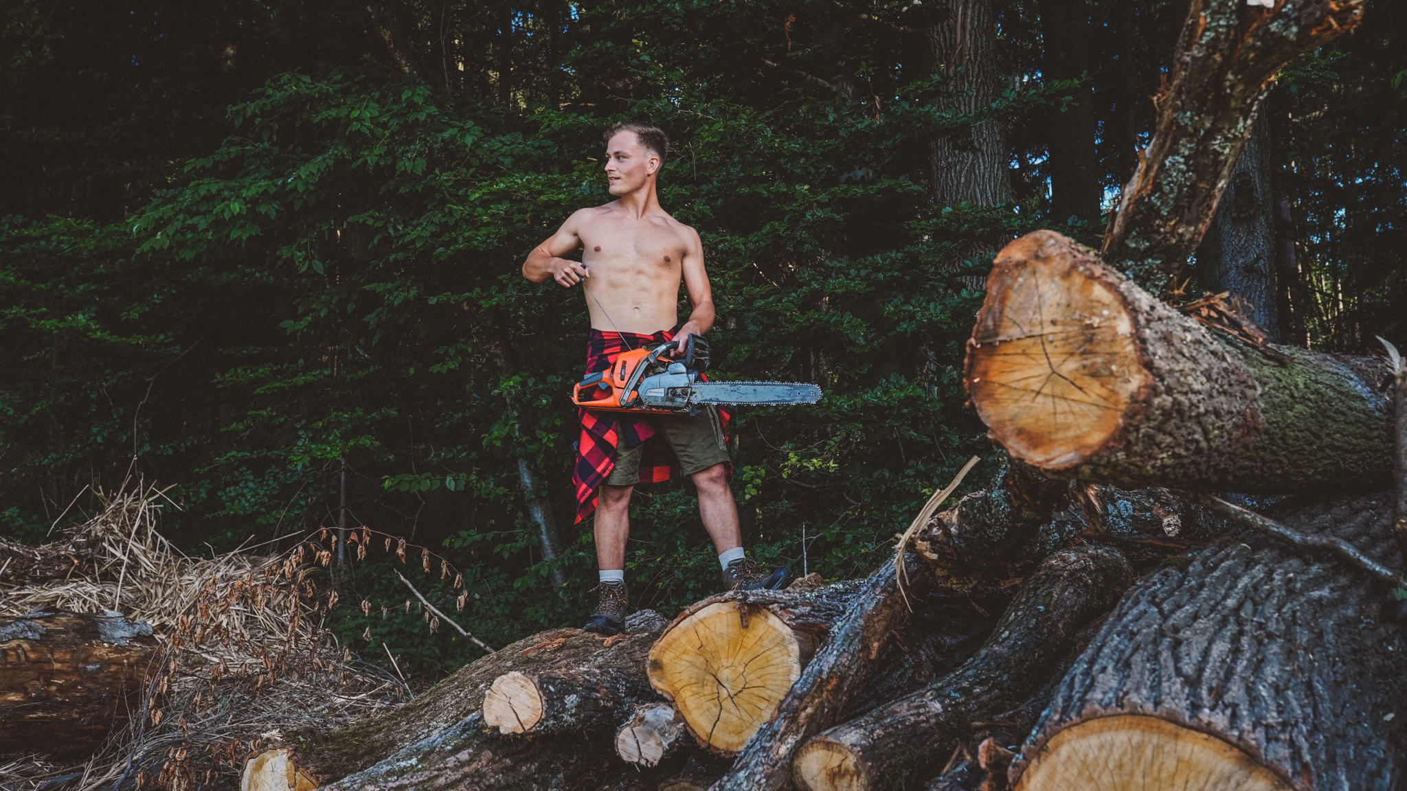 Junger Mann bei der Holzarbeit