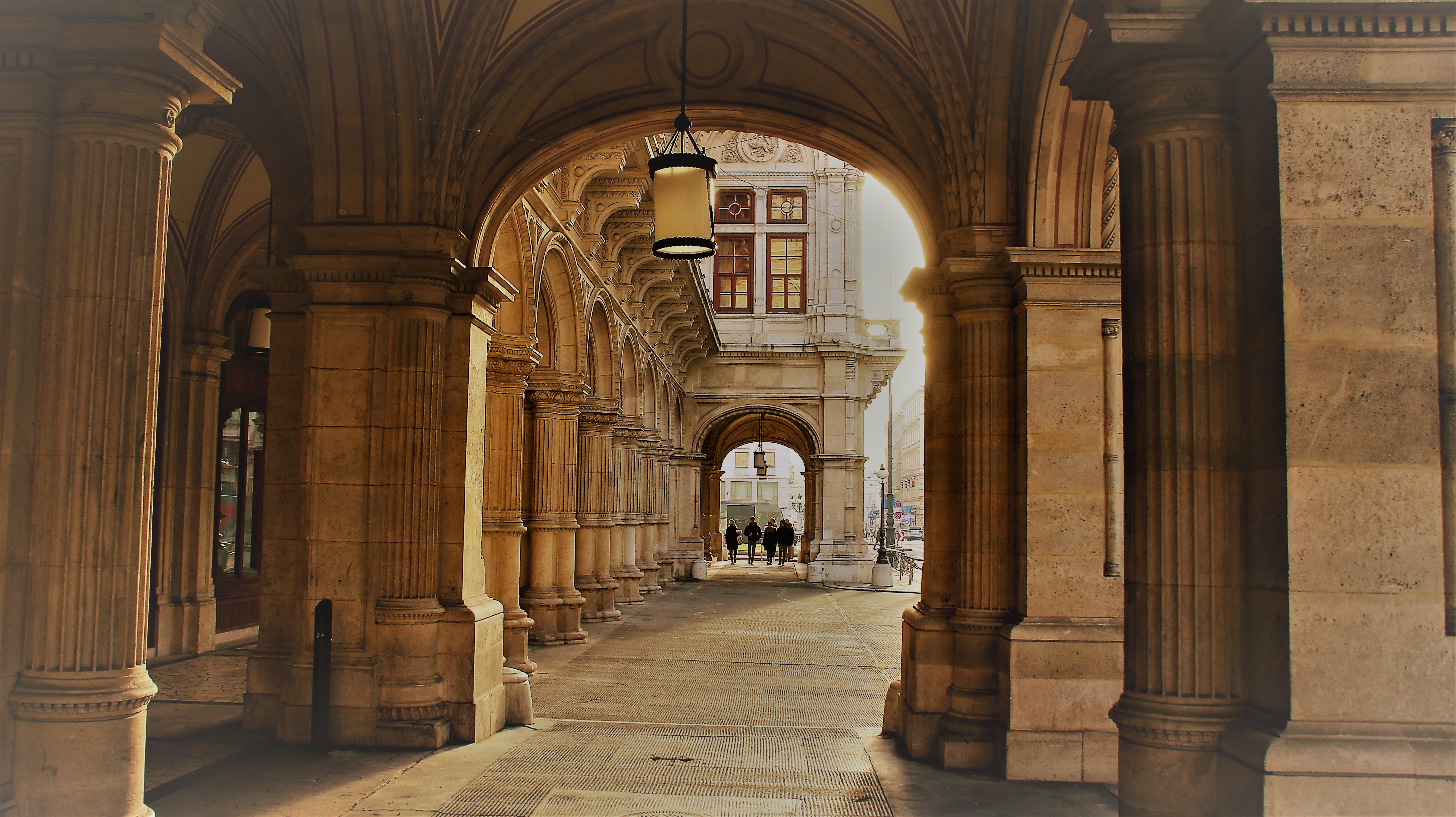 Blick durch die Arkaden der Wiener Staatsoper | Credit: Alexander Blümel