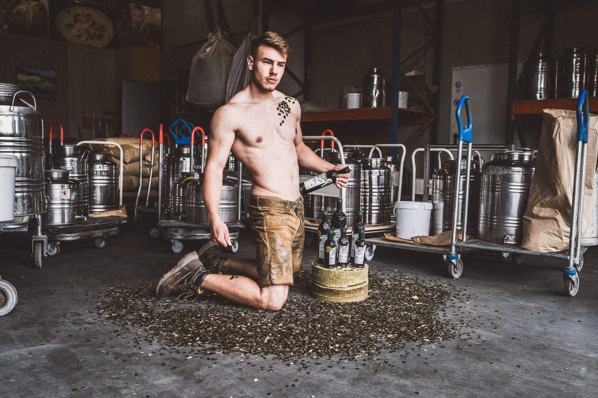 Junger Mann in einer Scheune