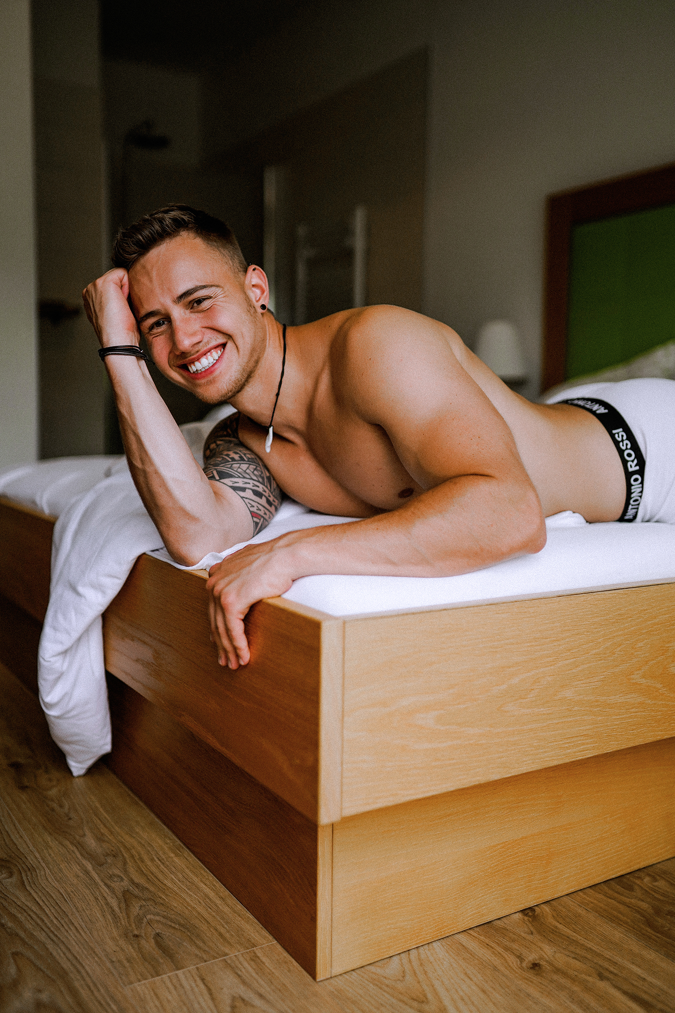 Junger Mann in einem Bett