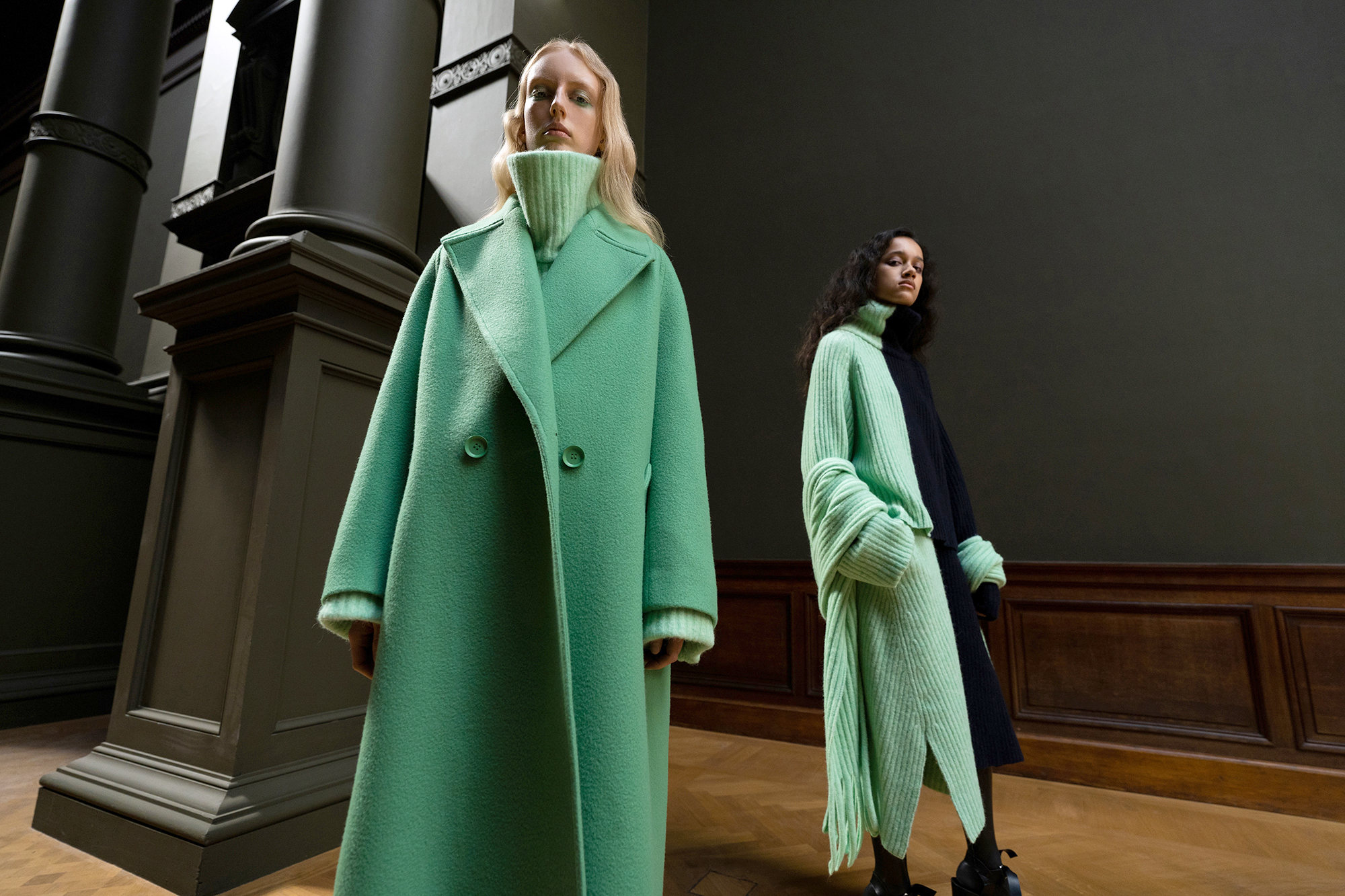 Models in grünen Outfits