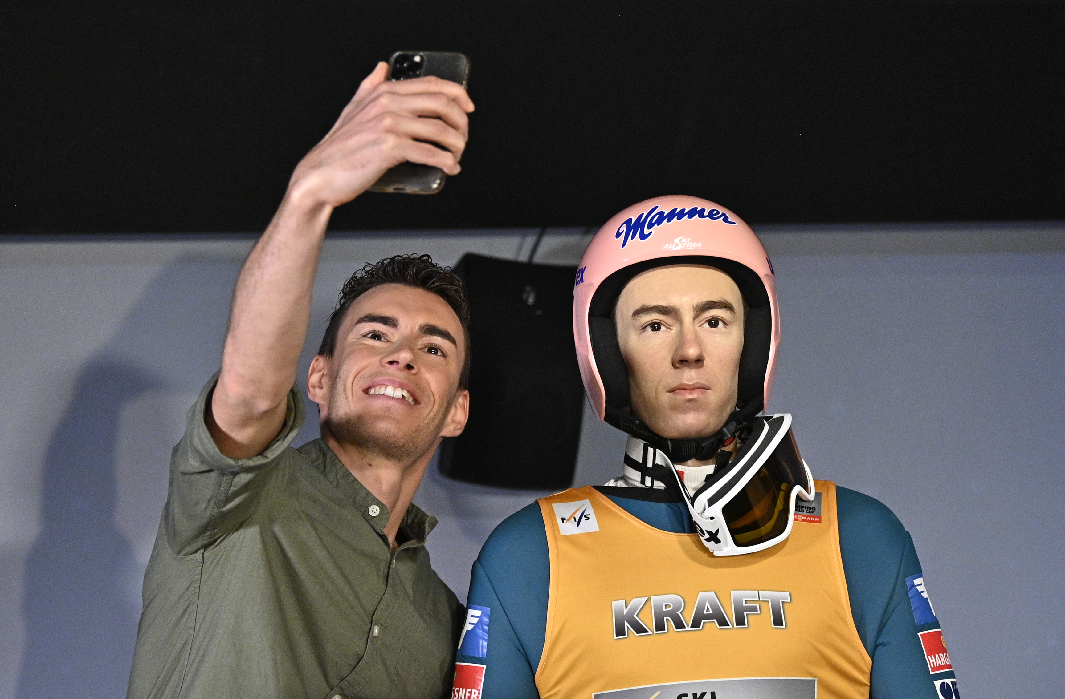Stefan Kraft macht ein Selfie mit seiner Wachsfigur