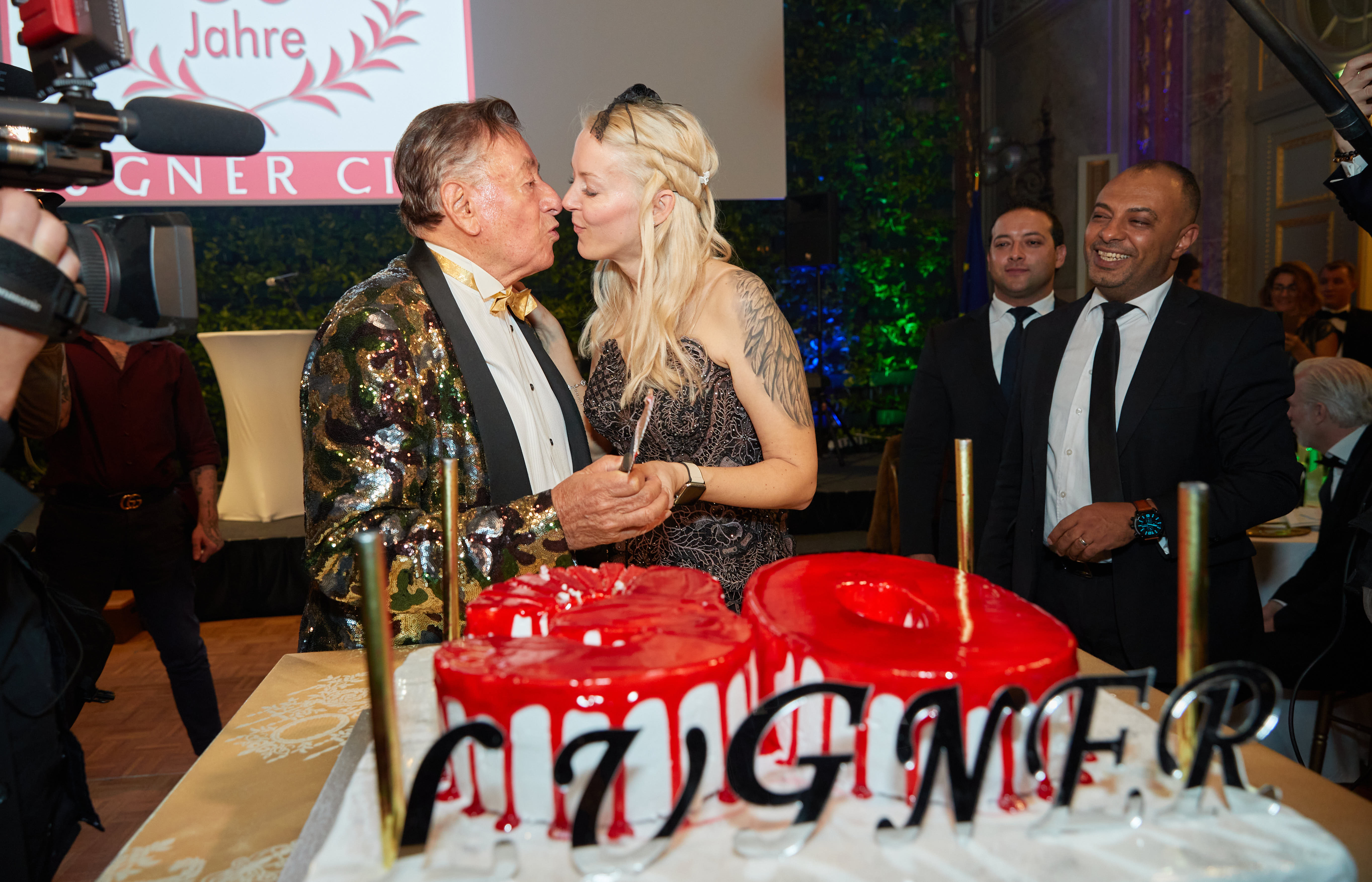 Richard Lugner und seine Verlobte mit einem Kuchen