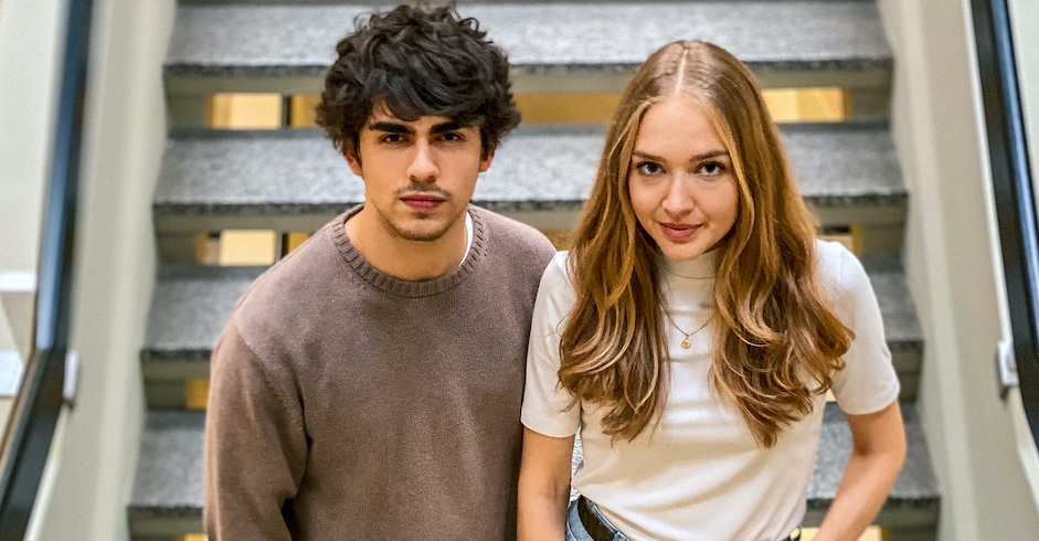 Idan Hanin und Ambra Schuster im Stiegenhaus