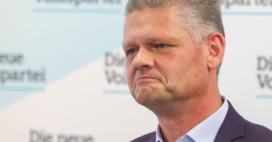 Porträt des ÖVP Politikers mit heruntergezogenen Mundwinkeln