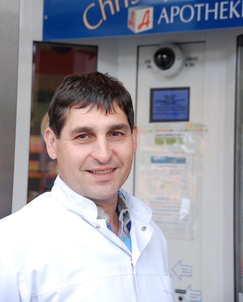 Apotheker Christoph Hoyer vor dem Eingang seiner Apotheke