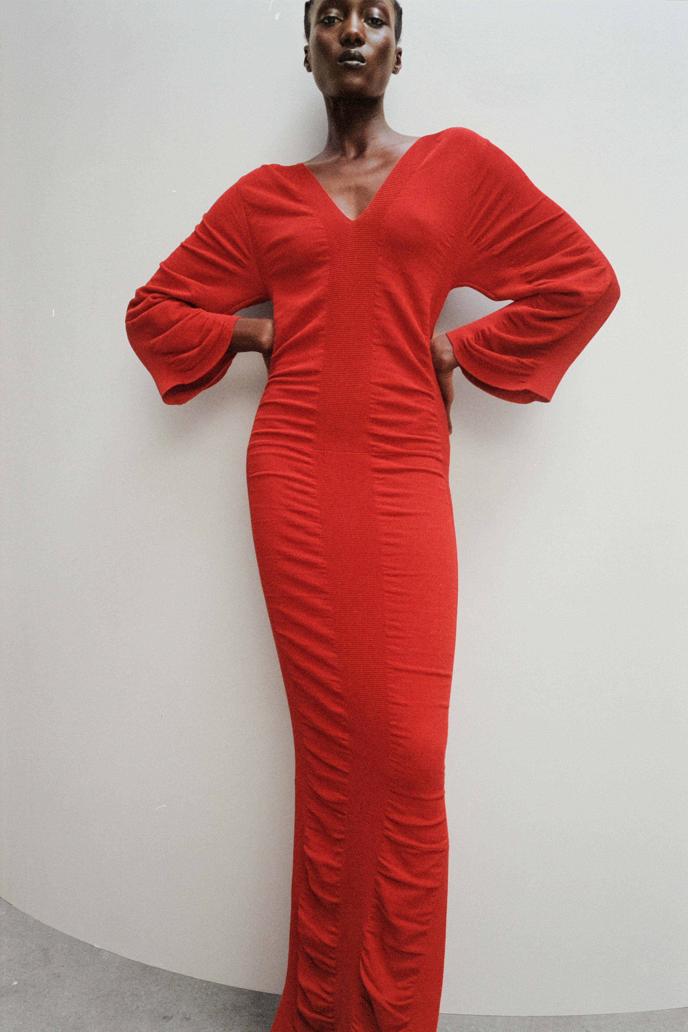 Model in einem roten Kleid