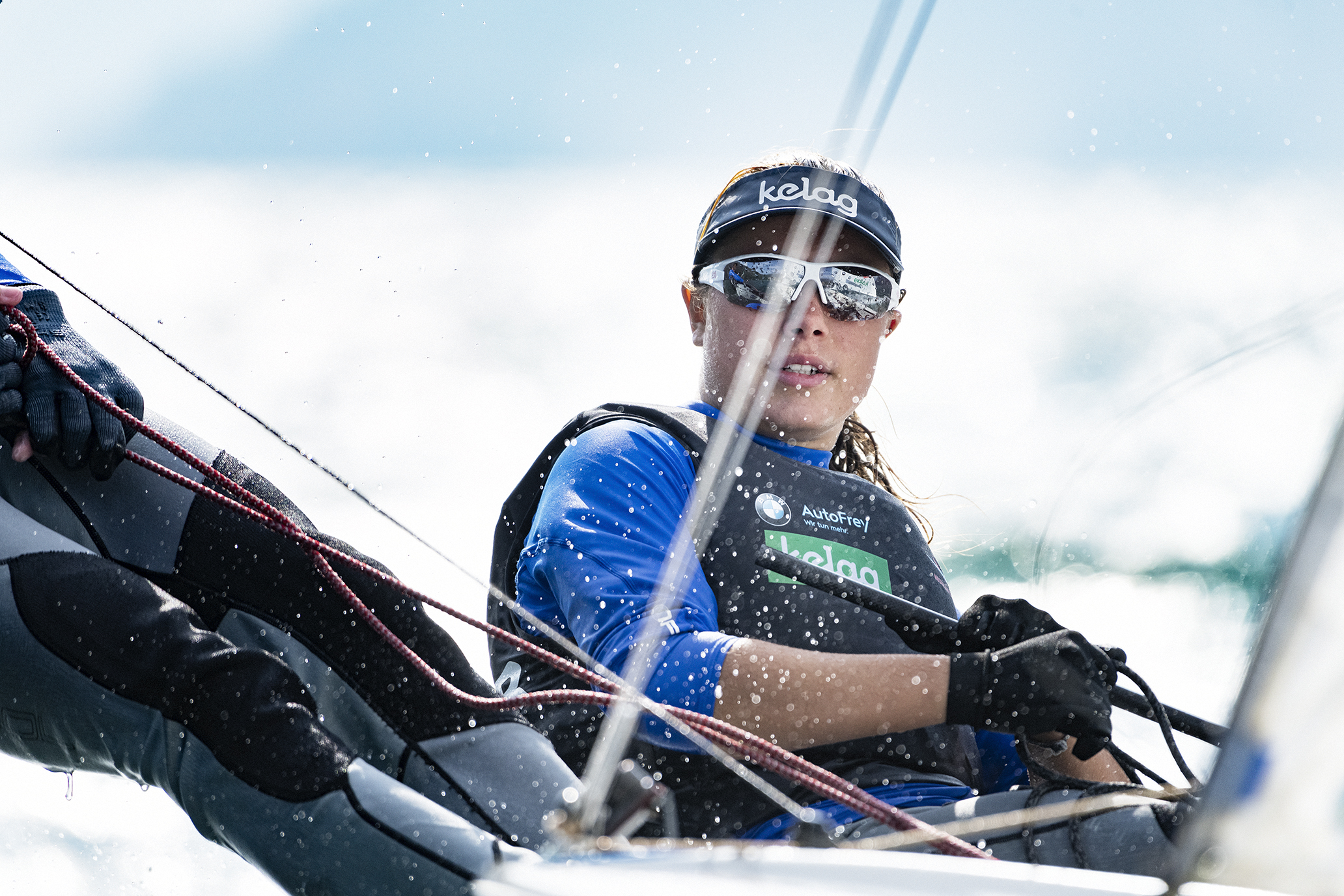 Rosa Donner am Segelboot