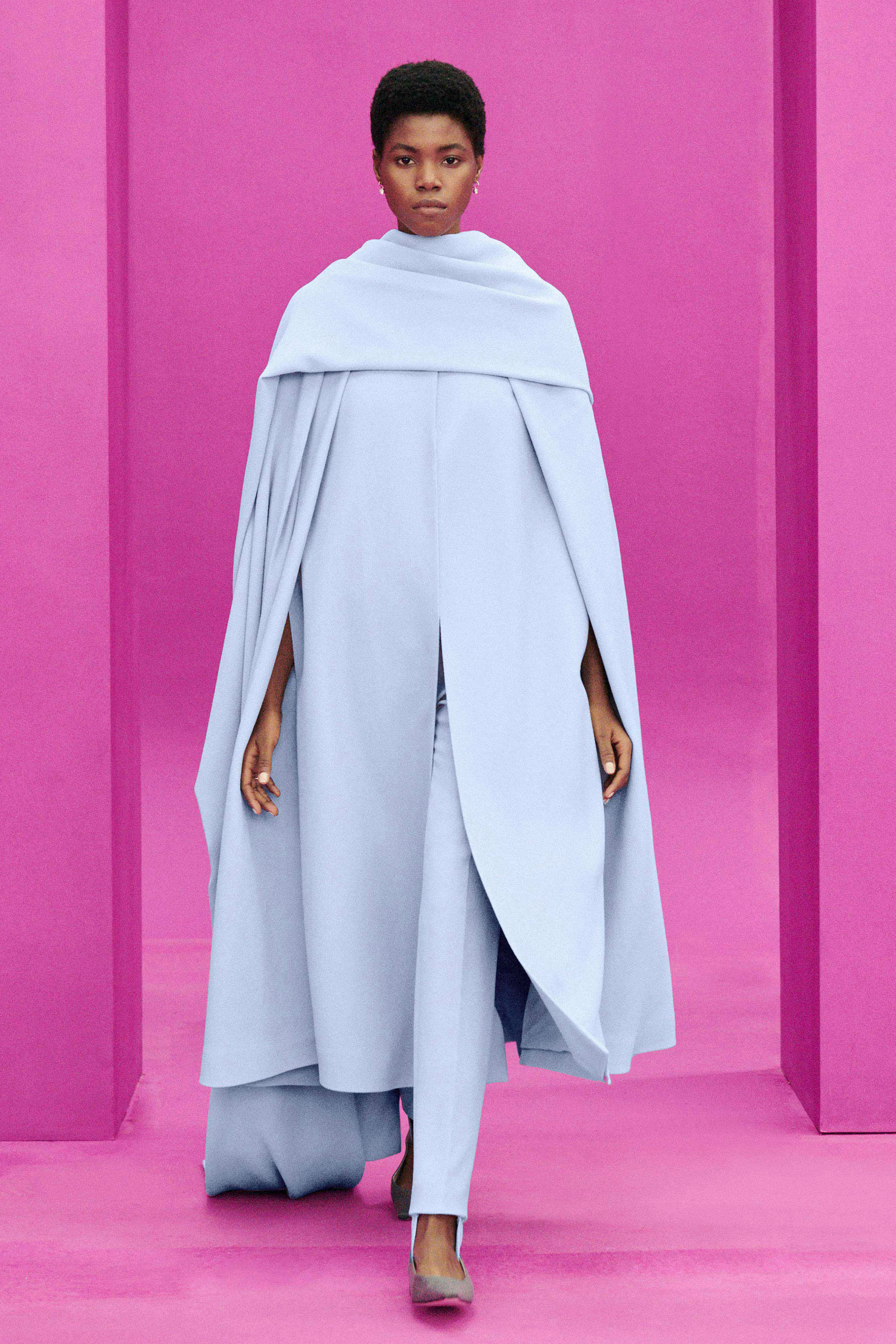 Model in einem babyblauen Outfit