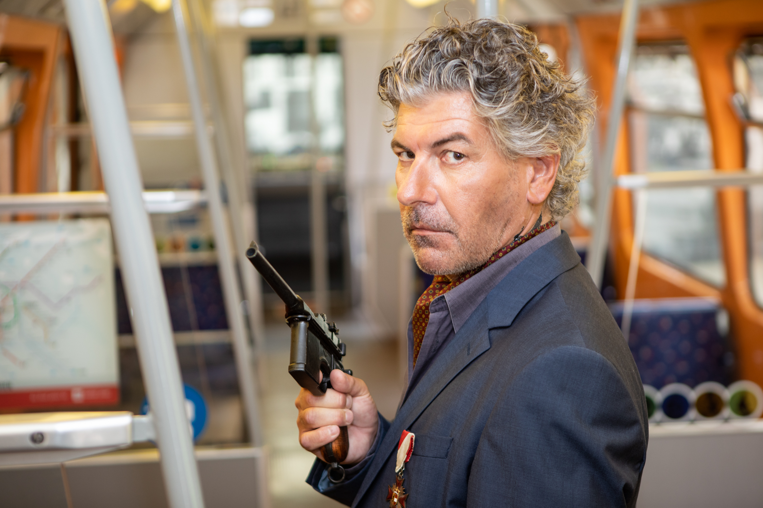 Mann mit Revolver in einer U-Bahn | Credits: Aris Venetikidis