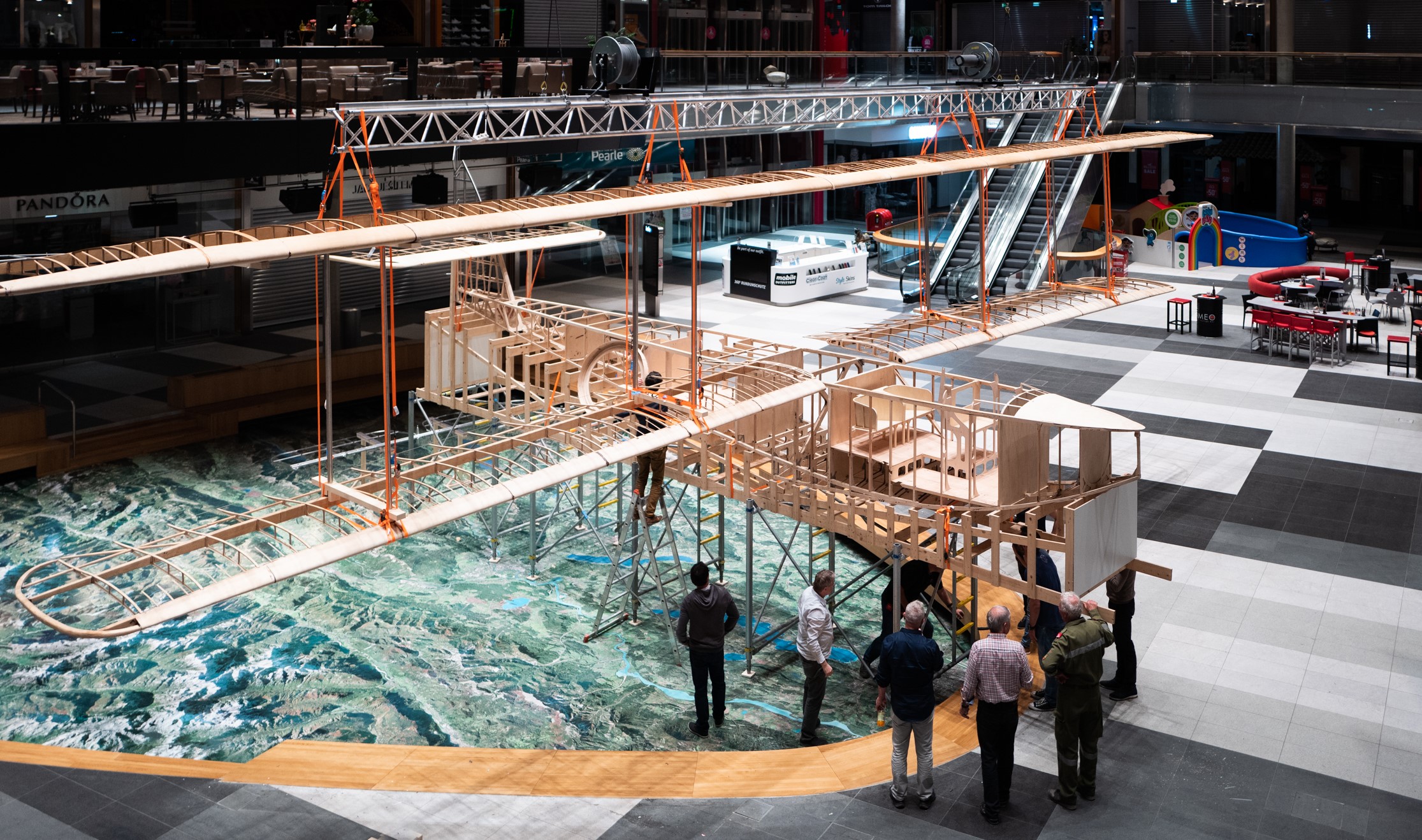 Ein hölzernes Rohgerüst der Rekonstruktion des R1-Flugbootes, das im Erdgeschoß des ATRIO Villach aufgebaut wurde